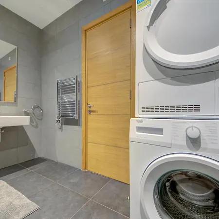 Fabulous In Pendergardens St Julians With Jacuzzi *