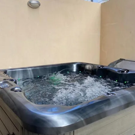 Fabulous In Pendergardens St Julians With Jacuzzi Saint Julian's